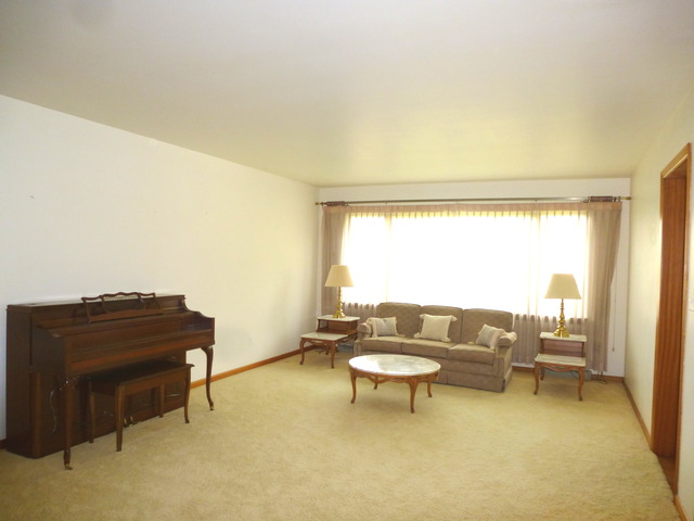 685 Saddle Ln, Aurora, IL 60505 photo 2
