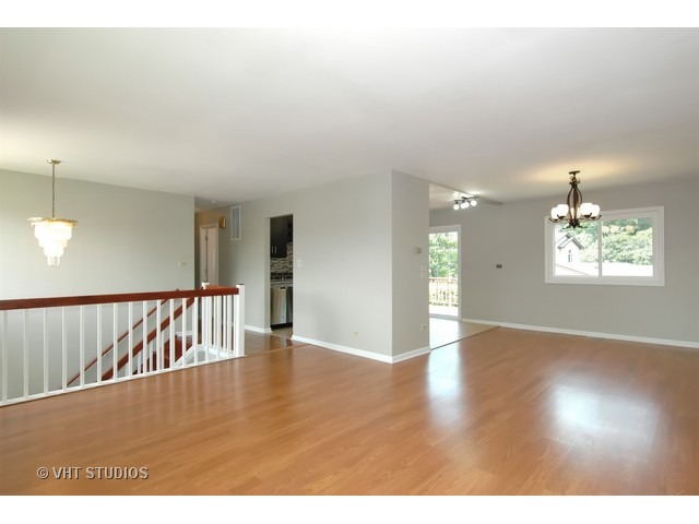 4405 Capstan Dr, Hoffman Estates, IL 60192 photo 2