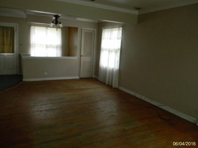 302 E Alden Dr, Addison, IL 60101 photo 2
