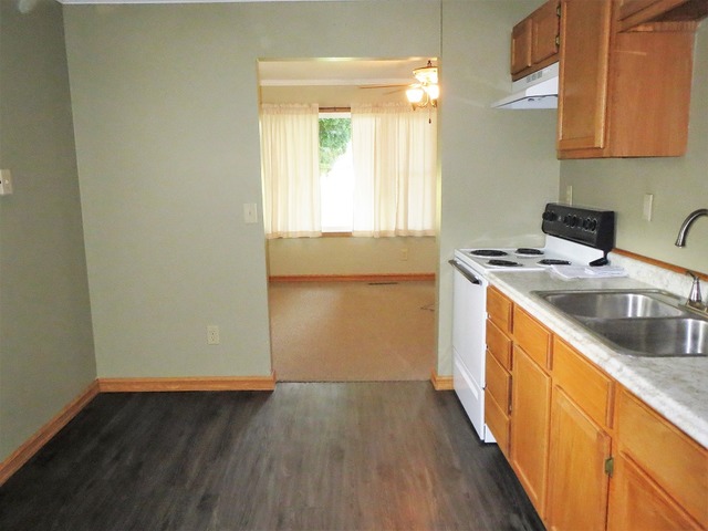 745 Harriet St, Dixon, IL 61021 photo 3