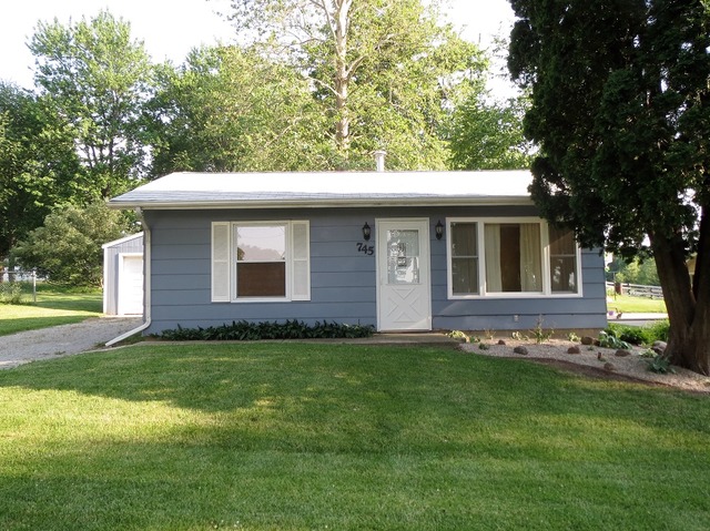 745 Harriet St, Dixon, IL 61021 photo 1