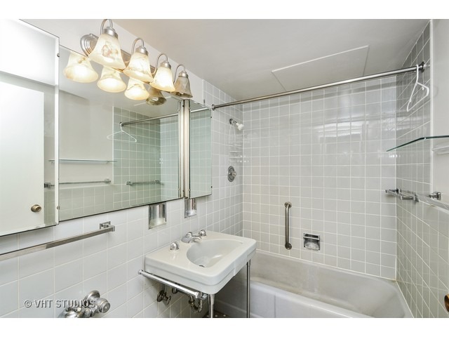 253 E Delaware Pl #21E, Chicago, IL 60611 photo 6