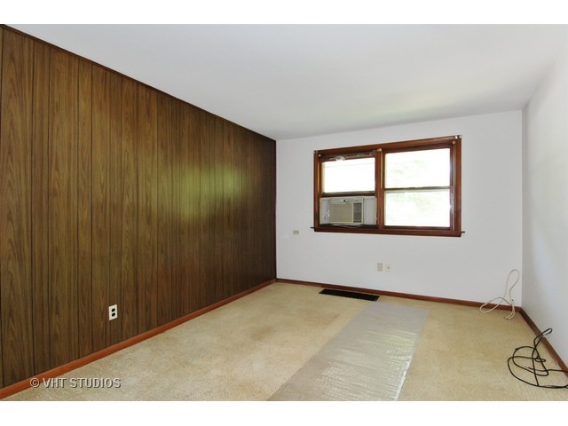 437 S State St, Elgin, IL 60123 photo 2