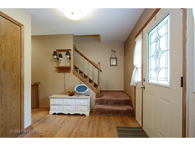 4885 Tarrington Dr, Hoffman Estates, IL 60010 photo 3
