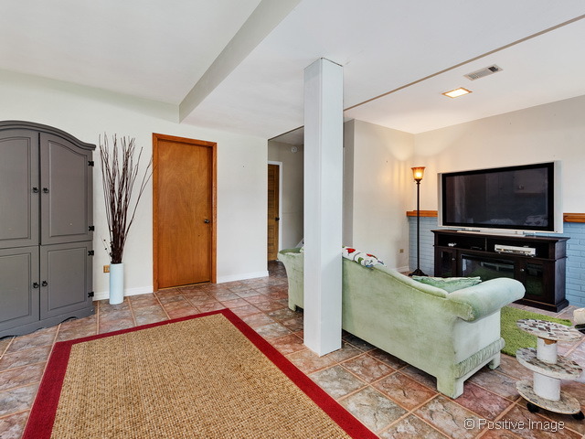 811 Cadillac Dr, Wheaton, IL 60187 photo 17