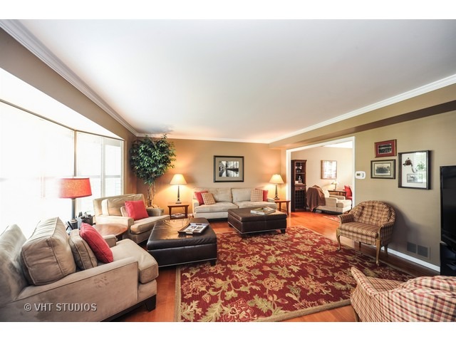 1045 Honeysuckle Dr, Wheeling, IL 60090 photo 2