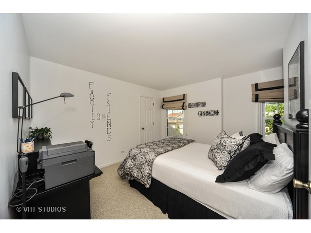 1045 Honeysuckle Dr, Wheeling, IL 60090 photo 9