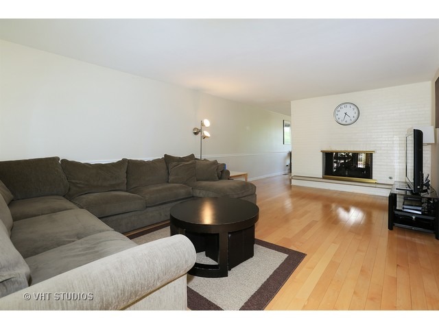 3 Pine Tree Ct, Elmhurst, IL 60126 photo 2