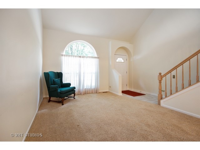 1508 Diamond Dr, Hoffman Estates, IL 60192 photo 2