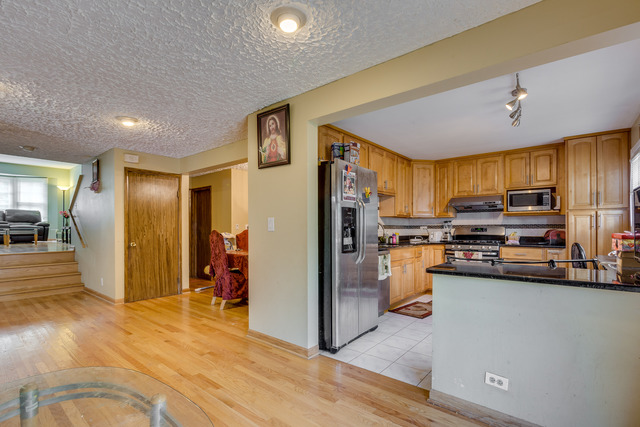 9252 Dee Rd, Des Plaines, IL 60016 photo 8