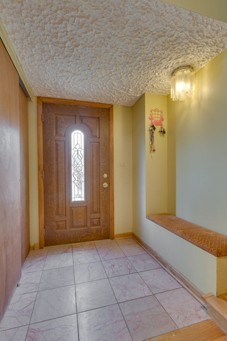 9252 Dee Rd, Des Plaines, IL 60016 photo 2