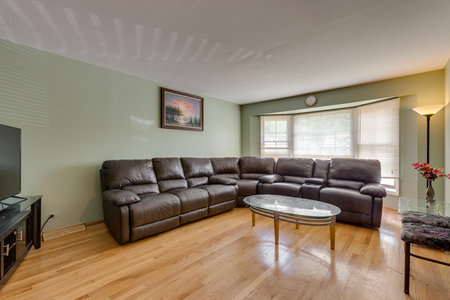 9252 Dee Rd, Des Plaines, IL 60016 photo 3