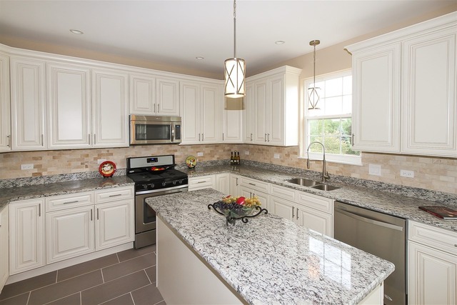 695 Biltmore Dr, Bartlett, IL 60103 photo 3