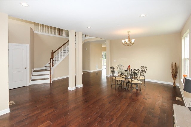 695 Biltmore Dr, Bartlett, IL 60103 photo 2