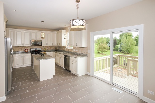 695 Biltmore Dr, Bartlett, IL 60103 photo 4