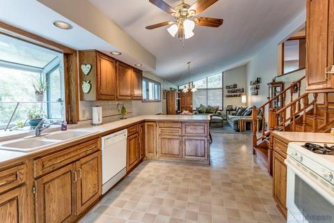 988 Hillcrest Rd, Elgin, IL 60123 photo 8