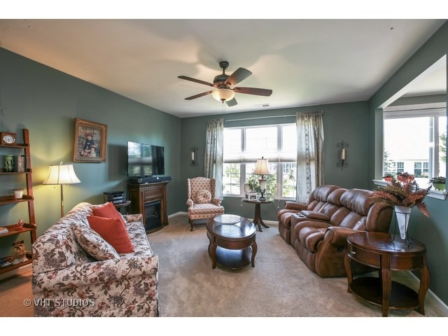 2819 Beacon Point Cir, Elgin, IL 60124 photo 4