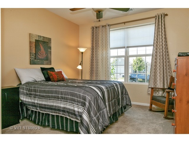 2819 Beacon Point Cir, Elgin, IL 60124 photo 9