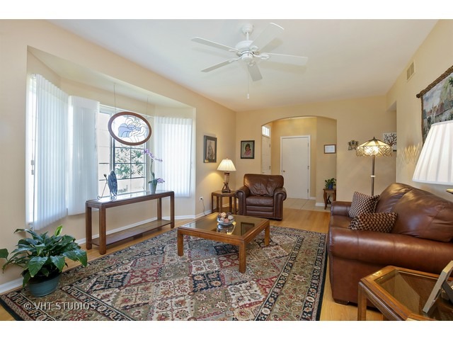 990 Mesa Dr, Elgin, IL 60123 photo 3
