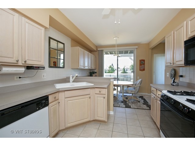 990 Mesa Dr, Elgin, IL 60123 photo 5