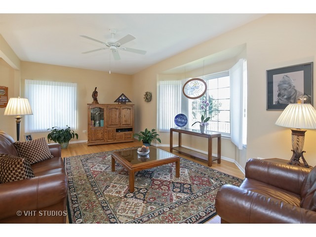 990 Mesa Dr, Elgin, IL 60123 photo 2