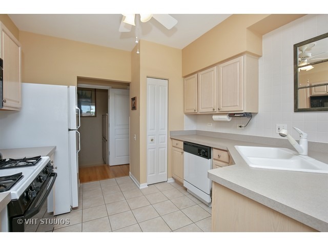 990 Mesa Dr, Elgin, IL 60123 photo 4