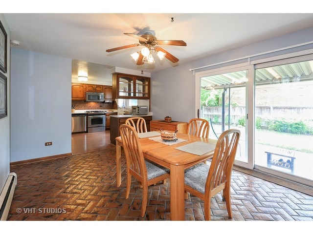 8850 Robin Dr, Des Plaines, IL 60016 photo 4
