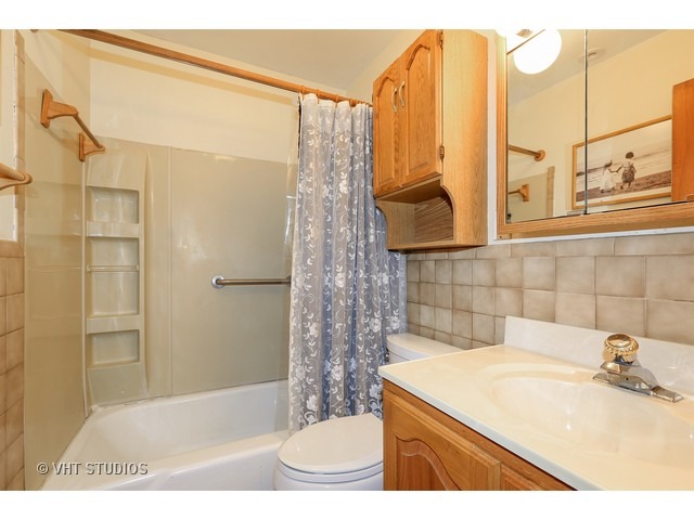 8850 Robin Dr, Des Plaines, IL 60016 photo 6