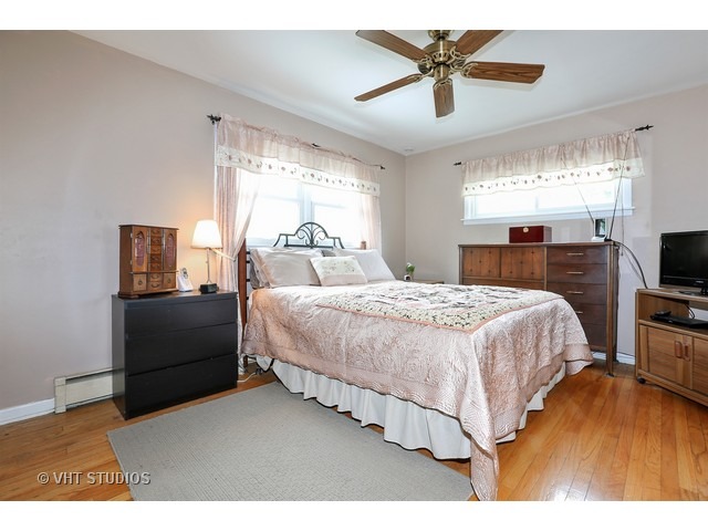 8850 Robin Dr, Des Plaines, IL 60016 photo 5