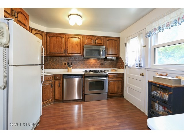 8850 Robin Dr, Des Plaines, IL 60016 photo 3