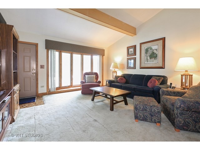 8850 Robin Dr, Des Plaines, IL 60016 photo 2