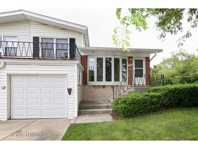 8850 Robin Dr, Des Plaines, IL 60016 photo 1