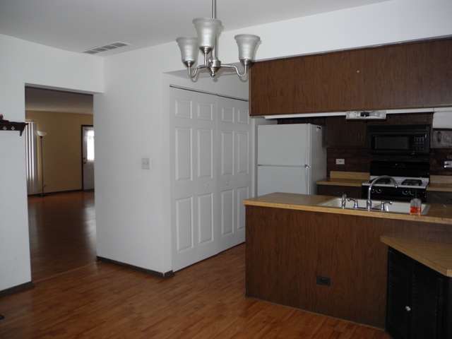 1361 Corley Dr, Elgin, IL 60120 photo 4