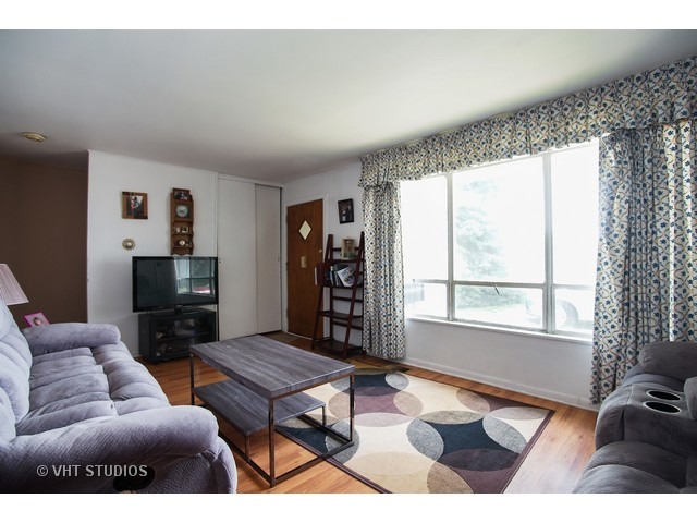 2410 Kirchoff Rd, Rolling Meadows, IL 60008 photo 3