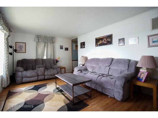 2410 Kirchoff Rd, Rolling Meadows, IL 60008 photo 2