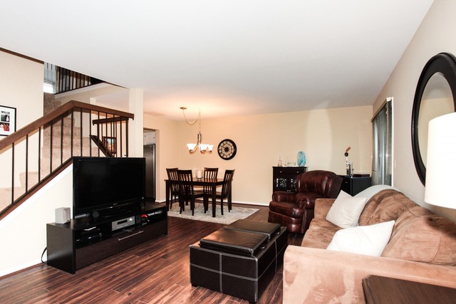 101 Newcastle Ct, Rolling Meadows, IL 60008 photo 2