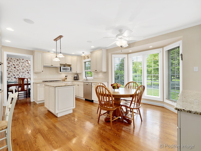 7717 Appletree Ln, Willowbrook, IL 60527 photo 8