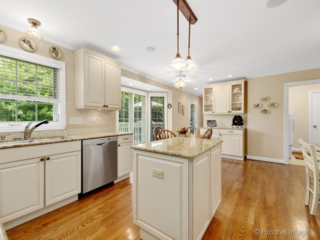 7717 Appletree Ln, Willowbrook, IL 60527 photo 9