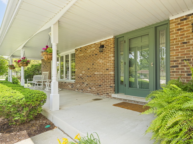 7717 Appletree Ln, Willowbrook, IL 60527 photo 3