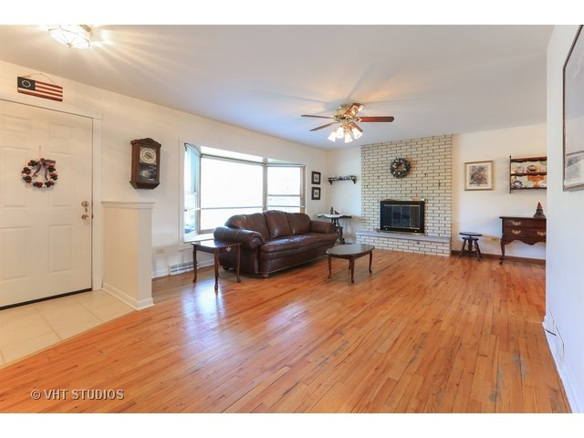 1310 E Thayer St, Mount Prospect, IL 60056 photo 3