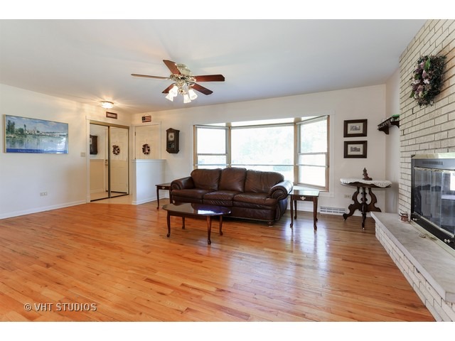 1310 E Thayer St, Mount Prospect, IL 60056 photo 2