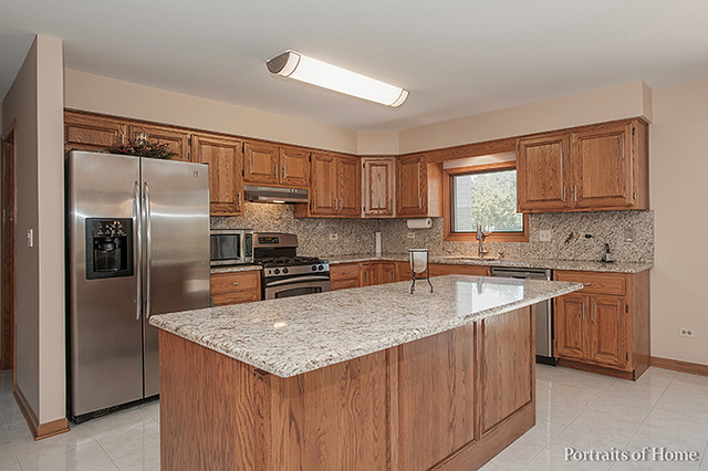710 E Catalpa St, Addison, IL 60101 photo 4