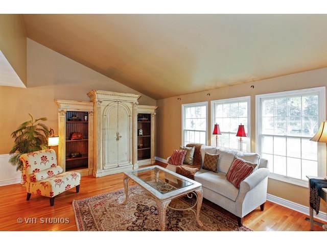225 Mayfair Dr, Aurora, IL 60504 photo 4
