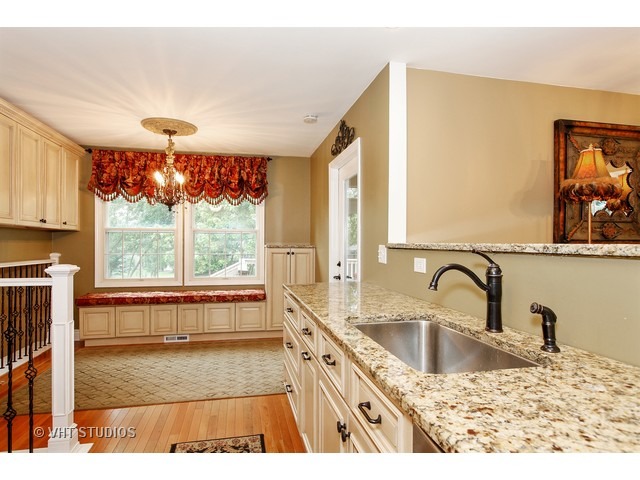 225 Mayfair Dr, Aurora, IL 60504 photo 8
