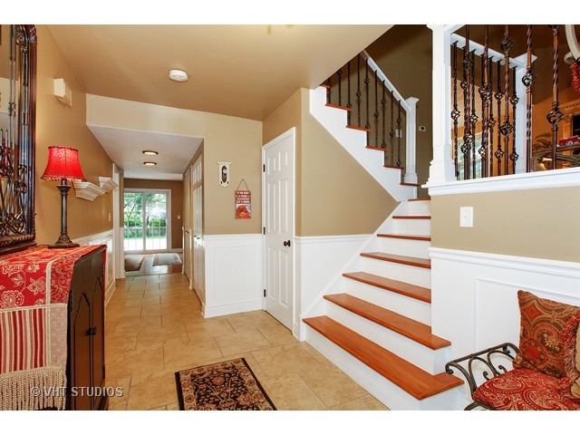 225 Mayfair Dr, Aurora, IL 60504 photo 2