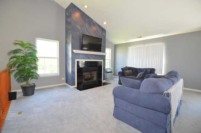 2340 Georgetown Cir, Aurora, IL 60503 photo 3