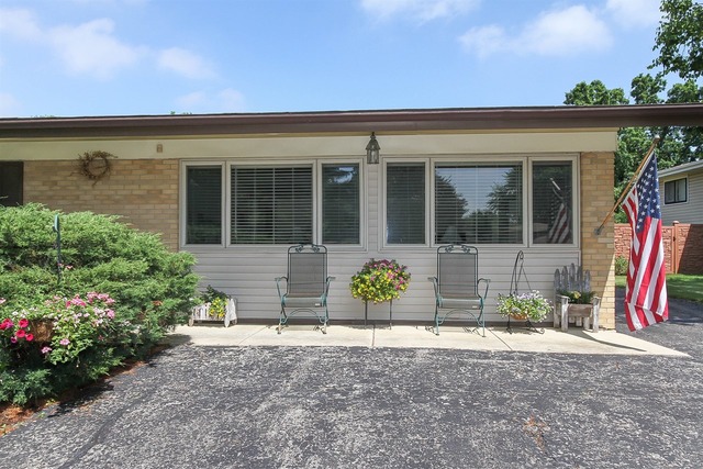 1025 Martingale Dr, Bartlett, IL 60103 photo 2