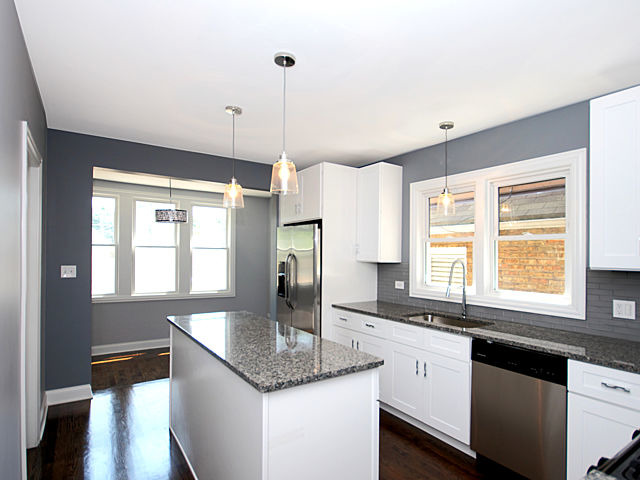 8439 S Essex Ave, Chicago, IL 60617 photo 4