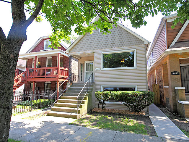 8439 S Essex Ave, Chicago, IL 60617 photo 1