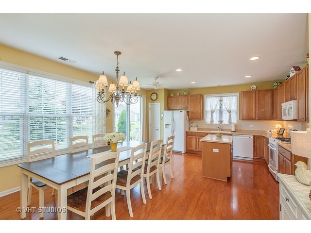 2820 Beacon Point Cir, Elgin, IL 60124 photo 4